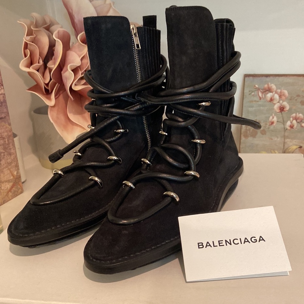 BALENCIAGA LEATHER ANKLE BOOT - Picture 2 of 11